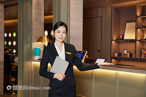 快捷酒店前臺接待女服務(wù)員在酒店管理中的角色與價值